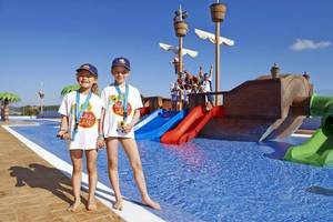 Zwei Kinder mit Medaillen am Blau Punta Reina Wasserpark