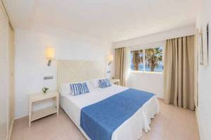 Schlafzimmer im Blau Punta Reina Hotel mit Blick auf das Meer.