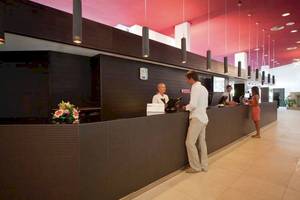 Rezeption des Blau Punta Reina Hotels mit Mitarbeitern und Gästen