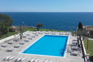 Blau Punta Reina Hotel Pool mit Blick auf das Meer und Sonnenliegen