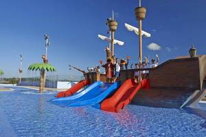 Piratenschiff Wasserrutschen im Blau Punta Reina Hotel