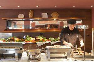 Buffet im Blau Punta Reina Hotel mit gegrilltem Fleisch und Salaten.