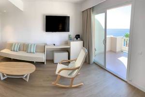 Hotelzimmer im Blau Punta Reina mit Blick auf das Meer und modernen Möbeln.