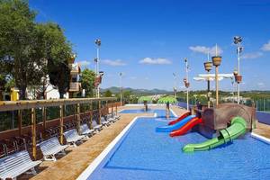 Wasserpark des Blau Punta Reina Hotels mit Rutschen und Liegestühlen an einem sonnigen Tag