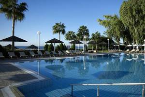 Außenpool mit Sonnenliegen und Sonnenschirmen am Atlantica Miramare Beach Hotel