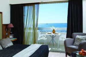 Zimmer im Atlantica Miramare Beach Hotel mit Blick auf das Meer und Balkon.