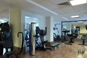 Fitness-Center im Atlantica Miramare Beach Hotel mit verschiedenen Trainingsgeräten.