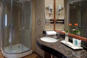Badezimmer im Bahari Beach Hotel mit Dusche und Waschbecken