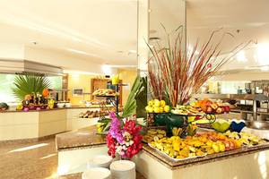 Frühstücksbuffet im LIVVO Costa Taurito Hotel mit Obst, Gebäck und Dekoration.