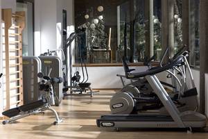 Fitnessbereich im LIVVO Costa Taurito Hotel mit verschiedenen Trainingsgeräten.