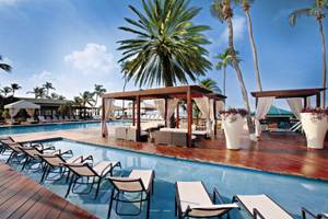 Außenpoolbereich mit Lounge-Bereich im Hotel Divi Tamarijn Aruba bei Sonnenschein