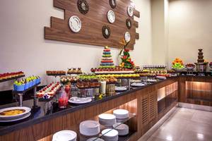 Buffettisch im Bianca Beach Resort mit verschiedenen Desserts und Früchten.