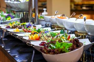 Buffet mit verschiedenen Salaten im Bianca Beach Resort.