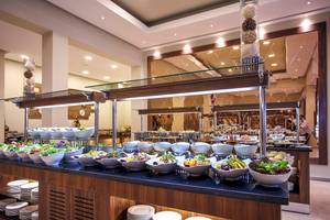 Buffet-Tisch im Bianca Beach Resort mit vielen Salaten und Gerichten.