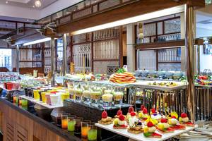 Buffettisch im Bianca Beach Resort mit verschiedenen Gerichten und Getränken.