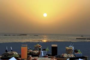 Abendessen am Strand im Wyndham Garden Salalah Mirbat mit Blick auf den Sonnenuntergang.