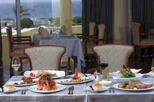 Ein eleganter Speisesaal im Wyndham Garden Salalah Mirbat Hotel mit Blick auf das Meer.