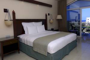 Hotelzimmer im Wyndham Garden Salalah Mirbat mit Bett und Balkonzugang
