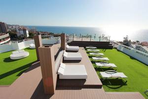 Dachterrasse des Caserio Hotels mit Blick auf das Meer und die Stadt.