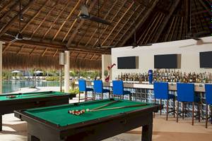 Billardtische im Hotel Secrets Akumal Riviera Maya mit Pool im Hintergrund