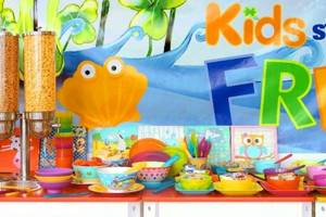 Buffet für Kinder mit bunten Tellern und Schalen im Holiday Inn Mai Khao Resort.