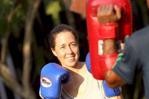 Frau beim Boxtraining im Holiday Inn Mai Khao Resort