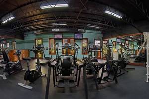 Fitnessstudio im Couples Negril Hotel mit verschiedenen Trainingsgeräten.