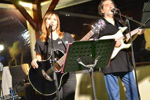 Zwei Musiker spielen Gitarren auf der Bühne des Kiani Beach Resorts.