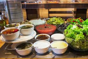 Buffet im Kiani Beach Resort mit verschiedenen Salaten und Beilagen.