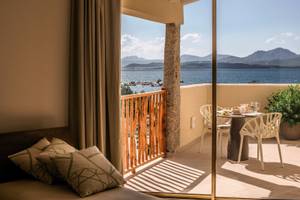 Blick von der Balkon des Cala Cuncheddi Hotels auf das Meer und die Berge