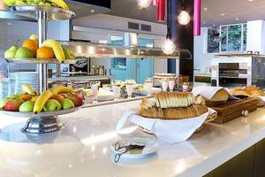 Frühstücksbuffet im Cavtat Hotel mit Obst, Brot und weiteren Speisen.