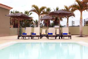Reihe von Lounge-Stuhlen am Pool im BLUESEA Aloe Corralejo Hotel