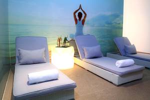 Yoga-Bereich im O7 Aloe Corralejo Hotel mit Liegen und Meeransicht.