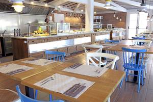 Innenansicht des O7 Aloe Corralejo Restaurants mit Buffet und gedeckten Tischen.