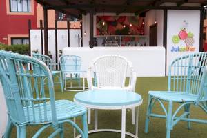 Sitzecke im Garten des O7 Aloe Corralejo Hotels mit Blick auf die Juice Bar.