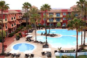 Luftaufnahme des Bluesea Aloe Corralejo Resorts mit Swimmingpools und Sonnenliegen.