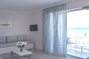 Wohnzimmer des Sunrise Gardens Hotels mit Blick auf das Meer.