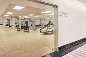 Innenansicht des Fitnesscenters im Torre del Mar Hotel mit verschiedenen Trainingsgeräten.