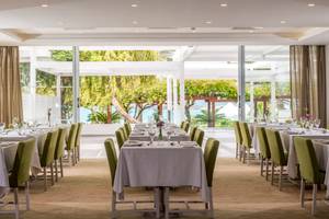 Innenansicht des Restaurants im Nissi Beach Resort mit Blick auf das Meer