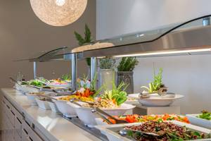 Buffet im Nissi Beach Resort mit verschiedenen Salaten und Gerichten.