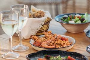 Essen und Getränke auf einem Tisch im Nissi Beach Resort