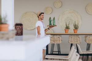 Mann im Nissi Beach Resort ein Raetsel haltend