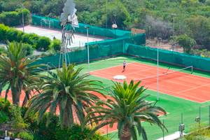 Tennisplatz im Nissi Beach Resort mit Spielern und grünen Feldern