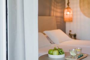 Nissi Beach Resort Zimmer mit zwei Betten, Obst und Getränken auf einem Tisch.