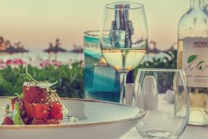 Speisetisch mit Wassermelonen-Salat im Hotel VIVA Golf Adults Only mit Meerblick.