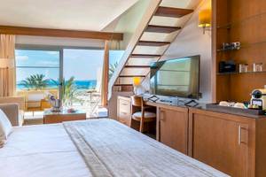 Hotelzimmer im VIVA Golf Adults Only mit großem Bett, Meerblick und Balkon.