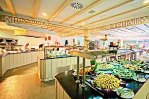 Buffet im Gran Castillo Tagoro Family & Fun Hotel mit vielen Speisen und Gästen.