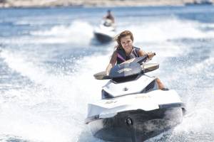 Frau auf einem Jet Ski im Wasser vor dem Selectum Colours Bodrum Hotel