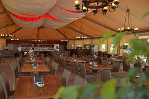 Innenansicht des Restaurants im Selectum Colours Bodrum Hotel mit gedeckten Tischen und Stühlen.