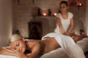 Frau genießt eine Massage im Spa des Selectum Colours Bodrum Hotels